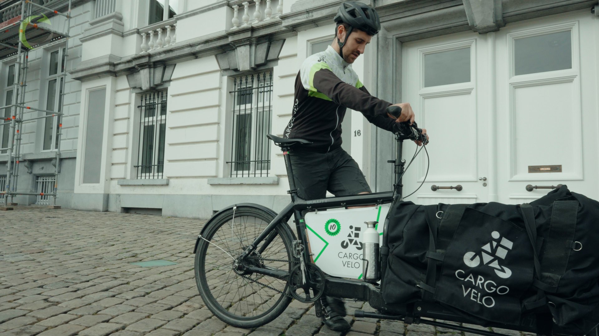 Collecting batteries in the city by bike courier a logical choice